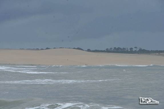 Mar agitado e as dunas ao longe, em Cabo Polonio, no litoral do Uruguai